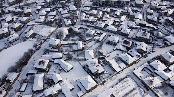冬季鸟瞰雪山小镇