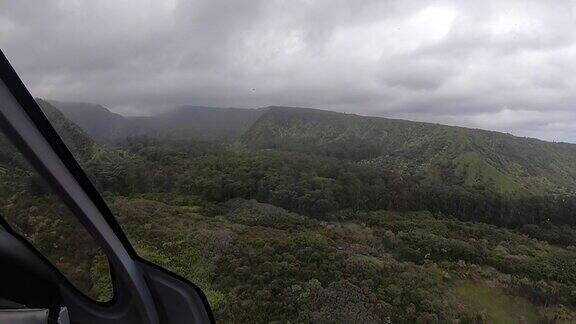 从直升机上鸟瞰热带景观