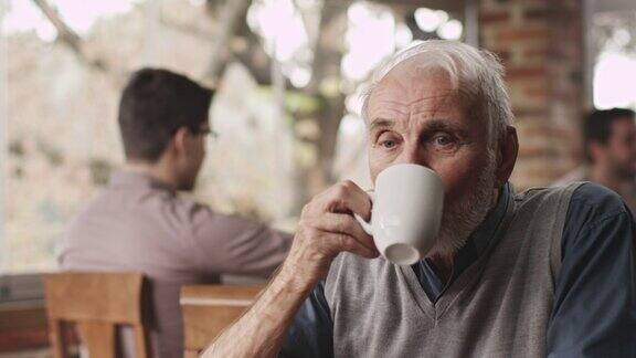 喝咖啡的老人