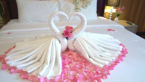 卧室室内情人床上装饰天鹅毛巾的4K摄影车拍摄