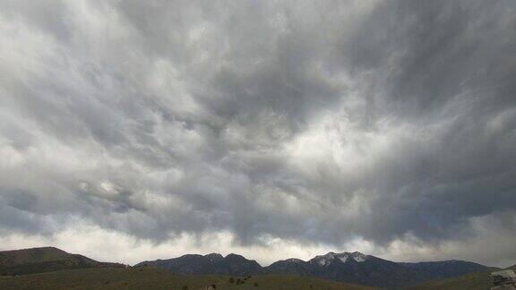 暴风雨的云景时间流逝在犹他山脉