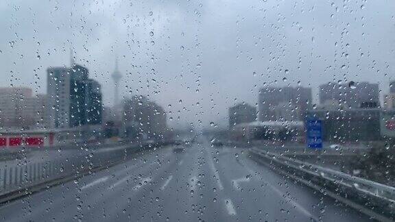 雨点落在驾驶汽车的挡风玻璃上