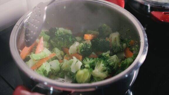 在煎锅上混合新鲜蔬菜煮胡萝卜花椰菜烹饪健康食品