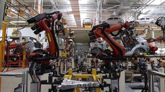 零件沿传送带移动使用机器人自动生产汽车焊接