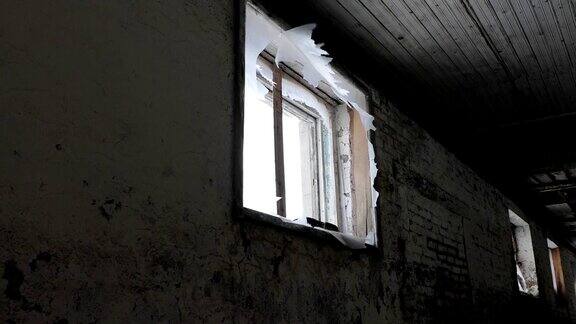 废弃旧建筑的破窗