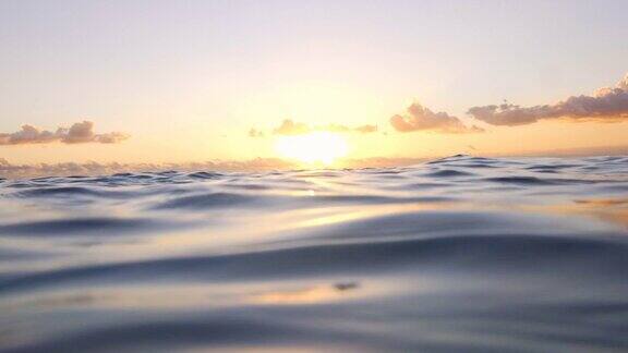在海洋中放松的同时欣赏日落
