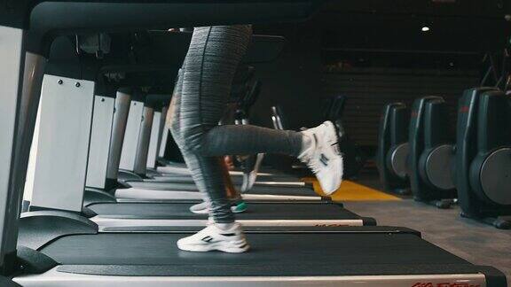 在健身房里锻炼跑步机