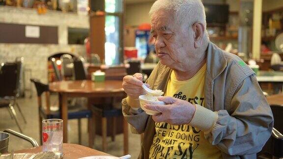 一个老人在中国餐馆吃饭