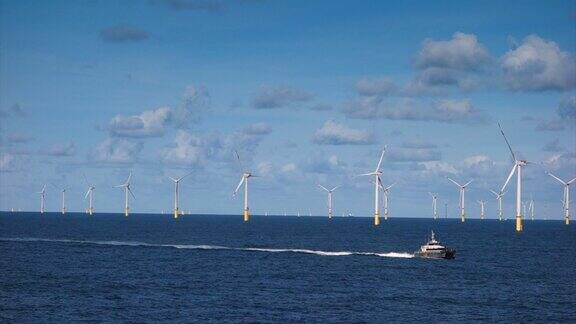 海上风电场和风轮机的水平和转移船(船码头)经过蓝色波浪的大海和穆迪戏剧性的天空德国博库姆乐段trung