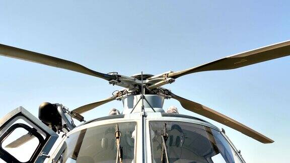 直升机顶部螺旋桨的近距离观察