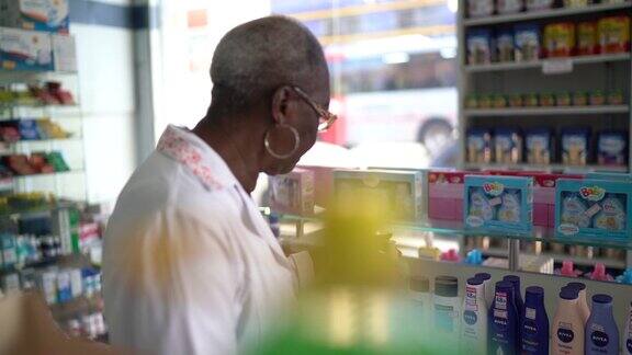 一位高级药剂师在药店里检查药品