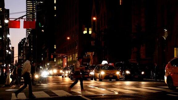 市中心晚间街景