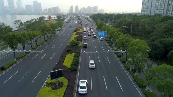 鸟瞰图的汽车运行在城市道路上的日落中国