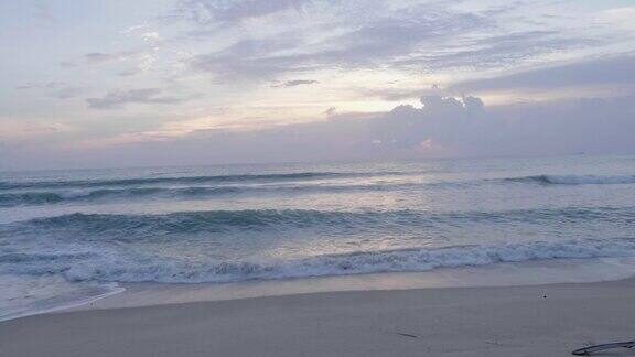 泰国热带海滩上的日落和海浪