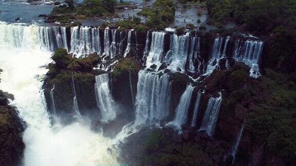 鸟瞰图Iguaçu的瀑布FozdoIguaçu巴西和阿根廷的米塞内斯的旅游点伟大的景观