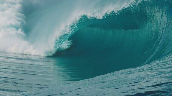 蓝色的巨大海浪