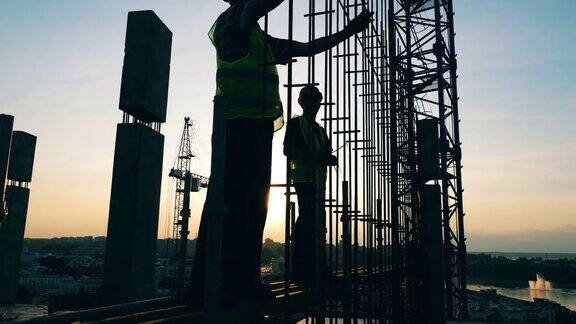 建筑工人正在建造一个金属框架
