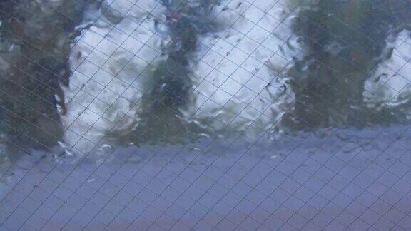 在台风天雨落在天窗上