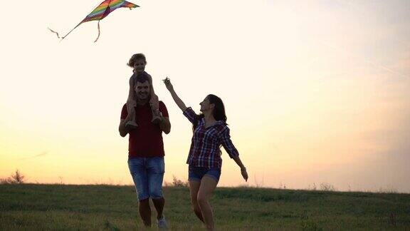 一家人在草地上玩风筝