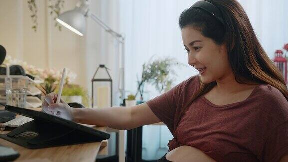 文案:在家工作、使用电子平板电脑的孕妇远程工作怀孕自由职业