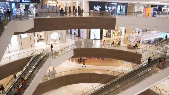 青岛市著名的市中心商场楼顶自动扶梯大厅慢镜头全景4k中国