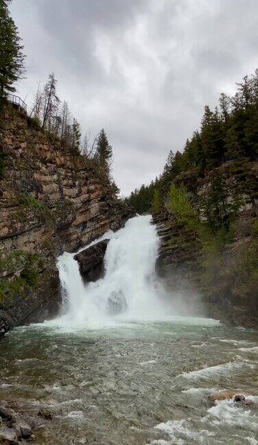 加拿大阿尔伯塔省沃特顿湖国家公园的卡梅伦瀑布