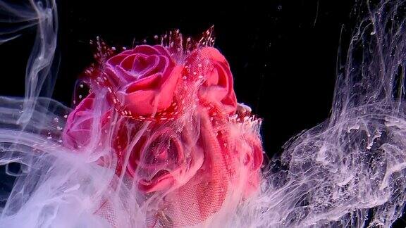 美丽的婚礼花束红玫瑰和白色水彩墨水在水在黑色的背景