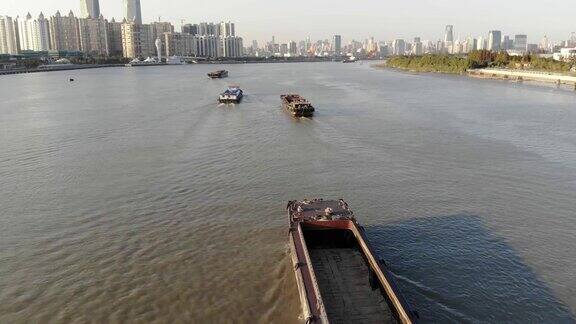 下面是在上海市中心黄浦江上的空驳船和船只