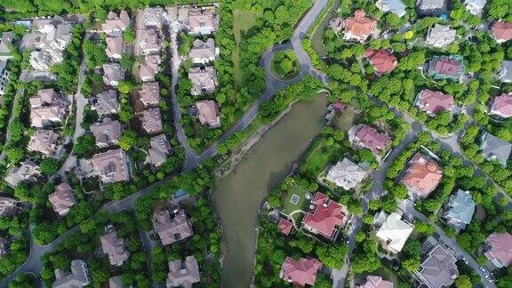 独立复式住宅的实时鸟瞰图