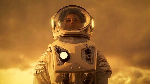 低角度拍摄的女宇航员穿着太空服环顾外星球