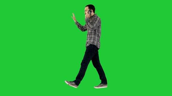 男人打电话走路在绿色屏幕上做手势色度键