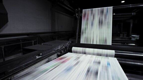 在印刷机滚筒上快速运行的印刷纸张