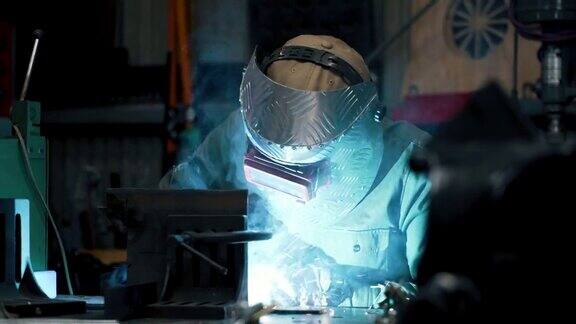 放大一张中年男性焊接金属的照片