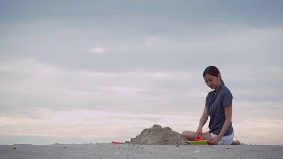 年轻女子在沙滩上嬉戏独自在假期旅行