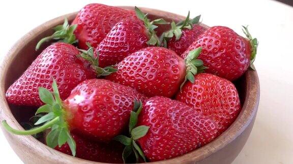 成熟的红草莓在转盘上