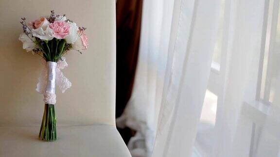 椅子上漂亮的婚礼花束