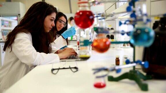 大学化学实验室内研究班学生一起工作