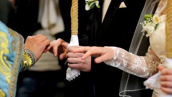 东正教牧师为有宗教信仰的新婚夫妇举行婚礼