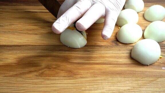 厨师在切菜板上切鸡蛋