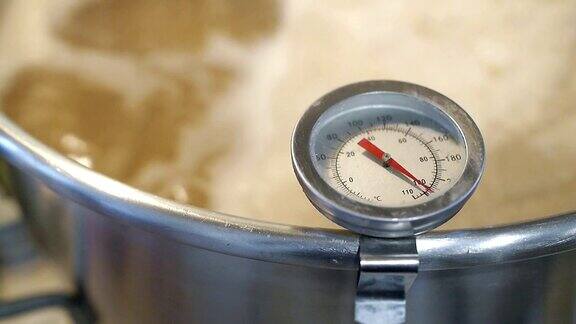 不锈钢厨房温度计测量麦汁啤酒沸腾的温度