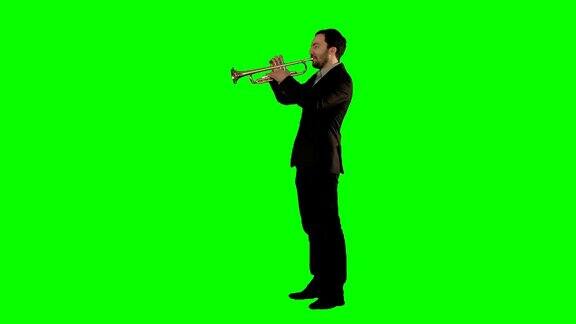 男人站在和小号的旋律在绿色屏幕上