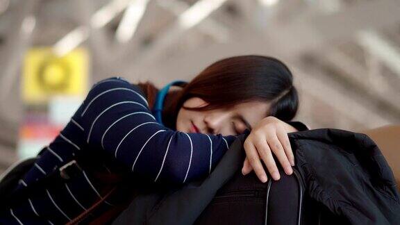 女旅客睡在机场等待航班延误