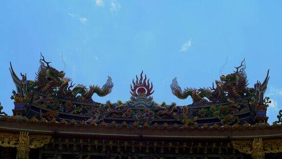 台北大龙洞宝安寺屋顶上的4K中国龙雕像