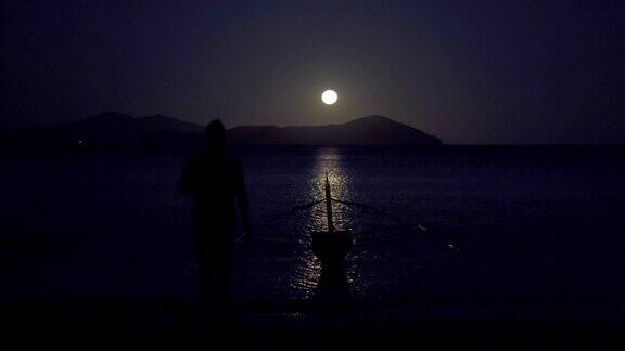 在海滩上欣赏月光
