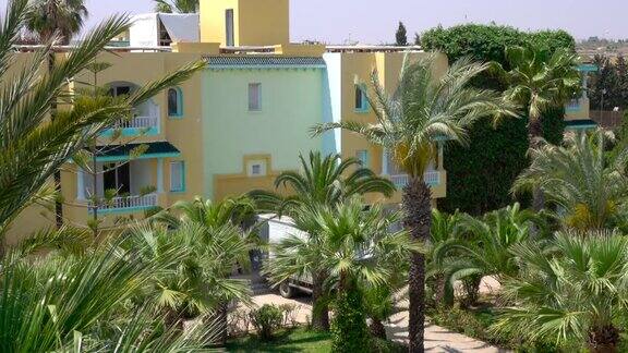 热带度假美丽的热带景观与棕榈树在蓝天背景度假村