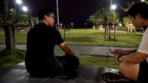 两个泰国人在曼谷的一个公园里放松