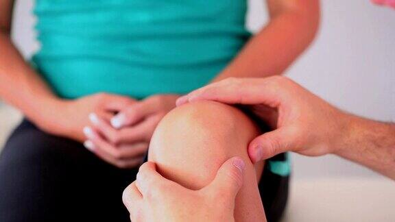 理疗师检查病人的膝盖