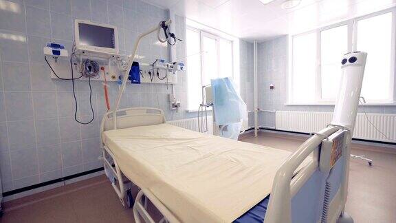 有一张单人床和现代医疗设备的医院房间的概览