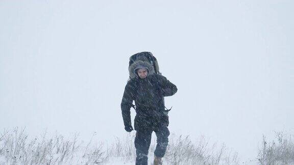 一个年轻人正穿过暴风雪