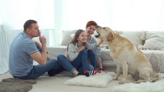 家庭和狗在家里玩